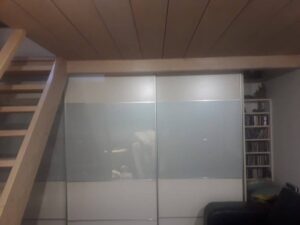 Ugrađeni ormar sa šiber vratima u dnevnom boravku apartmana