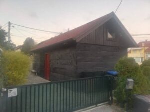 Ograđena okućnica s prostorom za odmor i roštilj"
