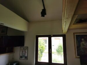 Otvoreni dnevni boravak s prirodnim svjetlom