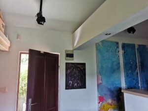 Galerija za blagovanje s pogledom na dnevni boravak