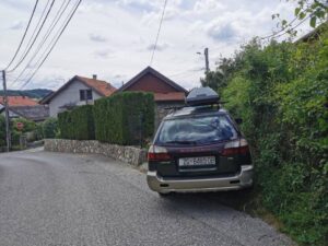 Privatni parking ispred kuće za odmor u Gornjem Vrapču